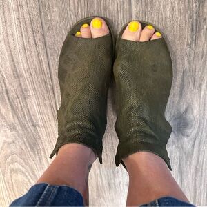 Officine Creative Olive Green Women's Open-Toe Flat Shoes 8